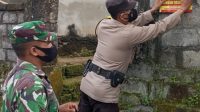 BHABINKAMTIBMAS Desa Siangan Polsek Gianyar, Aiptu I Kadek Sumerta; bersama Babinsa Sertu Dewa Putu Jana memasang stiker siolasi mandiri (isoman). Foto: adi BHABINKAMTIBMAS Desa Siangan Polsek Gianyar, Aiptu I Kadek Sumerta; bersama Babinsa Sertu Dewa Putu Jana memasang stiker siolasi mandiri (isoman). Foto: adi