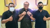 SUGAWA Korry senyum semringah bersama Bupati Tamba (kiri) dan Wakil Bupati Ipat usai pertemuan di DPD Partai Golkar Bali, Minggu (13/2/2022). Pertemuan di Golkar itu menamatkan keretakan hubungan Tamba-Ipat yang sempat terekpos ke publik beberapa waktu lalu. Foto: ist SUGAWA Korry senyum semringah bersama Bupati Tamba (kiri) dan Wakil Bupati Ipat usai pertemuan di DPD Partai Golkar Bali, Minggu (13/2/2022). Pertemuan di Golkar itu menamatkan keretakan hubungan Tamba-Ipat yang sempat terekpos ke publik beberapa waktu lalu. Foto: ist