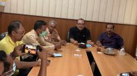 SUGAWA Korry bersama pengurus DPD Partai Golkar Bali saat jumpa media terkait pernyataan resmi pencalonan Airlangga Hartarto, Senin (14/2/2022). Foto: hen SUGAWA Korry bersama pengurus DPD Partai Golkar Bali saat jumpa media terkait pernyataan resmi pencalonan Airlangga Hartarto, Senin (14/2/2022). Foto: hen