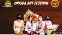 KASEK Ayu Sri Wahyuni menyerahkan piagam penghargaan juara Grisda Arta Festival. Foto: ist KASEK Ayu Sri Wahyuni menyerahkan piagam penghargaan juara Grisda Arta Festival. Foto: ist