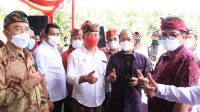 GUBERNUR Bali, I Wayan Koster, menyalurkan bantuan alat destilasi pengolahan arak tradisional di Taman Soekasada Ujung, Karangasem, Minggu (20/2/2022). Foto: ist GUBERNUR Bali, I Wayan Koster, menyalurkan bantuan alat destilasi pengolahan arak tradisional di Taman Soekasada Ujung, Karangasem, Minggu (20/2/2022). Foto: ist