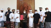 Gubernur Koster tampak berfoto bersama dengan yowana dan para seniman di Jayasabha, Denpasar