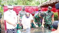 PERESMIAN pompa hidram di Banjar Batan Buah, Desa Tangguntiti, Kecamatan Selemadeg Timur, yang ditandai dengan penandatanganan prasasti oleh Gubernur Bali Wayan Koster dan Pangdam IX/Udayana Mayjen TNI Sonny Aprianto, Selasa (15/2/2022). Foto: ist PERESMIAN pompa hidram di Banjar Batan Buah, Desa Tangguntiti, Kecamatan Selemadeg Timur, yang ditandai dengan penandatanganan prasasti oleh Gubernur Bali Wayan Koster dan Pangdam IX/Udayana Mayjen TNI Sonny Aprianto, Selasa (15/2/2022). Foto: ist