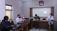 KETUA KPU NTB, Suhardi Soud (dua kanan), didampingi Kabag Humas KPU NTB saat menerima audiensi Pusat Pemilihan Umum Akses Disabilitas (PPUAD), Senin (21/2/2022). Foto: rul KETUA KPU NTB, Suhardi Soud (dua kanan), didampingi Kabag Humas KPU NTB saat menerima audiensi Pusat Pemilihan Umum Akses Disabilitas (PPUAD), Senin (21/2/2022). Foto: rul