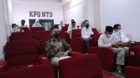 KETUA KPU NTB, Suhardi Soud, bersama jajaran KPU NTB saat sosialisasi Pemilu 2024 secara virtual kepada stakeholder terkait, Rabu (23/2/2022). Foto: rul KETUA KPU NTB, Suhardi Soud, bersama jajaran KPU NTB saat sosialisasi Pemilu 2024 secara virtual kepada stakeholder terkait, Rabu (23/2/2022). Foto: rul