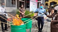 Kajari Bangli Musnahkan 50 BB Perkara YangTelah Berkekuatan Hukum Tetap