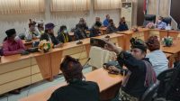 KETUA DPRD NTB didampingi Wakil Ketua DPRD, serta pimpinan fraksi DPRD setempat saat menerima hearing perwakilan MAS dari berbagai wilayah di Pulau Lombok, Senin (7/2/2022). Foto: rul KETUA DPRD NTB didampingi Wakil Ketua DPRD, serta pimpinan fraksi DPRD setempat saat menerima hearing perwakilan MAS dari berbagai wilayah di Pulau Lombok, Senin (7/2/2022). Foto: rul