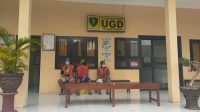 PARA tahanan yang dinyatakan positif Covid-19 saat berada di depan Klinik Pratama Polres Buleleng