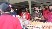 KEGIATAN pasar murah di Banjar Yangbatu Kangin, Desa Dangin Puri Klod, Denpasar Timur, Selasa (22/2/2022) dihadiri Antari Jaya Negara. Foto: ist KEGIATAN pasar murah di Banjar Yangbatu Kangin, Desa Dangin Puri Klod, Denpasar Timur, Selasa (22/2/2022) dihadiri Antari Jaya Negara. Foto: ist