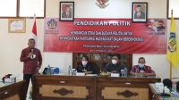 LIDARTAWAN (berdiri) saat menjadi narasumber dalam acara Pendidikan Politik di Kesbangpol Provinsi Bali, Rabu (16/2/2022). Dia menyatakan KPU siap memberi pendidikan politik gratis untuk parpol dan ormas. Foto: ist LIDARTAWAN (berdiri) saat menjadi narasumber dalam acara Pendidikan Politik di Kesbangpol Provinsi Bali, Rabu (16/2/2022). Dia menyatakan KPU siap memberi pendidikan politik gratis untuk parpol dan ormas. Foto: ist