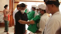 WALI Kota Jaya Negara saat menyerahkan secara simbolis bantuan sembako dan sarana prokes kepada pemangku, pecalang, dan warga kurang mampu. Foto: ist WALI Kota Jaya Negara saat menyerahkan secara simbolis bantuan sembako dan sarana prokes kepada pemangku, pecalang, dan warga kurang mampu. Foto: ist