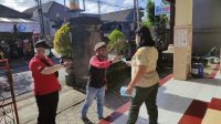 TIM yustisi memberikan masker kepada salah seorang pelanggar saat kegiatan penertiban di Jalan Ratna, Tonja, Denpasar, Rabu (16/2/2022). Foto: ist TIM yustisi memberikan masker kepada salah seorang pelanggar saat kegiatan penertiban di Jalan Ratna, Tonja, Denpasar, Rabu (16/2/2022). Foto: ist