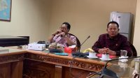RAWAN Atmaja (kanan) dan Wayan Gunawan saat mengulas pandangan umum Fraksi Golkar usai rapat paripurna DPRD Bali, Senin (14/2/2022). Foto: hen RAWAN Atmaja (kanan) dan Wayan Gunawan saat mengulas pandangan umum Fraksi Golkar usai rapat paripurna DPRD Bali, Senin (14/2/2022). Foto: hen