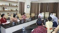 REKTOR Unud saat rapat bersama Tim Satgas Sementara PPKS Unud di kampus Jimbaran, Kamis (3/2/2022) malam. Foto: ist REKTOR Unud saat rapat bersama Tim Satgas Sementara PPKS Unud di kampus Jimbaran, Kamis (3/2/2022) malam. Foto: ist
