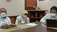 SEKDA NTB, HL. Gita Ariadi (kiri); didampingi Asisten III Setda NTB, Nurhandini Eka Dewi; dan Kadis Kesehatan dr. HL. Hamzi Fikri, saat memberikan keterangan pers pada wartawan di ruang kerja Sekda. Foto: rul SEKDA NTB, HL. Gita Ariadi (kiri); didampingi Asisten III Setda NTB, Nurhandini Eka Dewi; dan Kadis Kesehatan dr. HL. Hamzi Fikri, saat memberikan keterangan pers pada wartawan di ruang kerja Sekda. Foto: rul