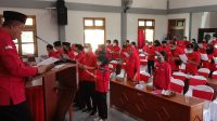 SEKRETARIS DPD PDIP NTB, Lalu Budi Suryata, saat melantik pengurus PAC PDIP Kota Mataram di DPD PDIP NTB, Minggu (20/2/2022). Foto: rul SEKRETARIS DPD PDIP NTB, Lalu Budi Suryata, saat melantik pengurus PAC PDIP Kota Mataram di DPD PDIP NTB, Minggu (20/2/2022). Foto: rul