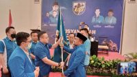 TAUPIK Hidayat (kanan) saat menerima bendera kebesaran KNPI usai ditetapkan sebagai Ketua KNPI NTB periode 2020-2025 oleh Ketua DPP KNPI. Foto: rul TAUPIK Hidayat (kanan) saat menerima bendera kebesaran KNPI usai ditetapkan sebagai Ketua KNPI NTB periode 2020-2025 oleh Ketua DPP KNPI. Foto: rul