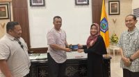 GUBERNUR NTB, Zulkiefimansyah (dua kiri), saat menerima kunjungan Bupati Kabupaten Sri Juniarsih (dua kanan) dan Sekda Berau di ruang kerjanya. Foto: rul GUBERNUR NTB, Zulkiefimansyah (dua kiri), saat menerima kunjungan Bupati Kabupaten Sri Juniarsih (dua kanan) dan Sekda Berau di ruang kerjanya. Foto: rul