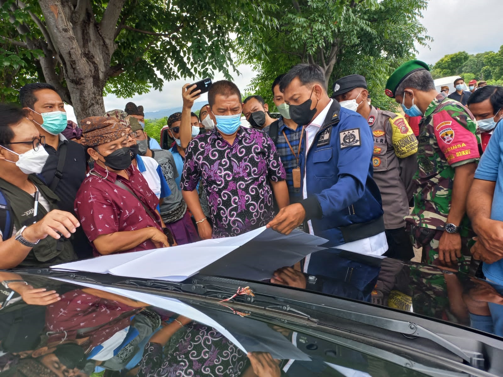 TIM Pemberantasan Mafia Tanah Kejagung RI saat melakukan pengecekan lokasi tanah duwen pura milik Desa Adat Kubutambahan, Buleleng, Kamis (10/2/2022). Foto: rik