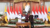 BUPATI Bangli, Sang Nyoman Sedana Arta, menerima penghargaan TPID terbaik nasional. Penghargaan diserahkan Gubernur Bali, I Wayan Koster; didampingi Kepala BI Perwakilan Provinsi Bali, Trisno Nugroho, di Gedung Gajah Jaya Saba Denpasar, Selasa (22/2/2022). Foto: ist BUPATI Bangli, Sang Nyoman Sedana Arta, menerima penghargaan TPID terbaik nasional. Penghargaan diserahkan Gubernur Bali, I Wayan Koster; didampingi Kepala BI Perwakilan Provinsi Bali, Trisno Nugroho, di Gedung Gajah Jaya Saba Denpasar, Selasa (22/2/2022). Foto: ist