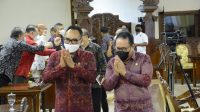 WAGUB Tjokorda Oka Artha Ardana Sukawati (kanan) berjalan bersama Ketua DPRD Bali, Nyoman Adi Wiryatama, usai rapat paripurna membahas perubahan materi Ranperda Penyertaan Modal, Senin (7/2/2022). Foto: ist WAGUB Tjokorda Oka Artha Ardana Sukawati (kanan) berjalan bersama Ketua DPRD Bali, Nyoman Adi Wiryatama, usai rapat paripurna membahas perubahan materi Ranperda Penyertaan Modal, Senin (7/2/2022). Foto: ist