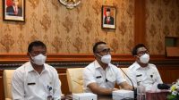 WALI KOTA Jaya Negara didampingi Wawali Arya Wibawa dan Sekda Alit Wiradana saat membuka talkshow secara virtual dari Kantor Wali Kota Denpasar. Foto: ist WALI KOTA Jaya Negara didampingi Wawali Arya Wibawa dan Sekda Alit Wiradana saat membuka talkshow secara virtual dari Kantor Wali Kota Denpasar. Foto: ist