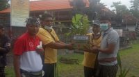 baturinggit PENYERAHAN bibit pohon kepada Kelian Desa Adat Baturinggit, I Ketut Saputra. Foto: Ist