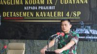 pangdam ke denkav pasupati PANGDAM IX/Udayana, Mayjen TNI Sonny Aprianto, memberi pengarahan kepada para prajurit Detasemen Kavaleri 4/Simha Pasupati (SP), Kamis (3/2/2022). Foto: IST