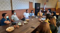 sri wigunawati DAP Sri Wigunawati (lima kiri) saat jumpa media terkait sikap Bakumham Partai Golkar Bali atas surat MDA Bali dan FKUB Bali kepada Kementerian Agama Provinsi Bali atas dualisme PHDI Pusat, Sabtu (5/2/2022). Foto: Ist