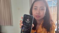 Diah Puspayanti korban penipuan saat menunjukan chat watshap penipu