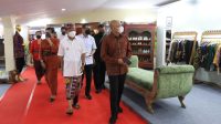 Didampingi Gubernur Koster, Menkop Teten tampak melihat-lihat produk kerajinan dalam Pameran Bali Bangkit