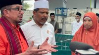 JOHAN Rosihan (tengah) saat memberi keterangan ke wartawan di sela-sela mendampingi kunjungan Ketua Majelis Syuro DPP PKS, Salim Segaf Al Jufri. JOHAN Rosihan (tengah) saat memberi keterangan ke wartawan di sela-sela mendampingi kunjungan Ketua Majelis Syuro DPP PKS, Salim Segaf Al Jufri.