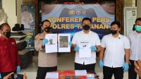 KAPOLRES Tabanan AKBP Ranefli Dian Candra ketika menggeber kasus penyebaran foto-foto dengan unsur pornografi