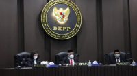 KETUA Majelis, Prof. Teguh Prasetyo; didampingi anggota majelis, Ida Budhiati (kiri) dan Didik Supriyanto, saat membacakan vonis sanksi peringatan keras ke Ketua Bawaslu Kabupaten Dompu. Foto: ist KETUA Majelis, Prof. Teguh Prasetyo; didampingi anggota majelis, Ida Budhiati (kiri) dan Didik Supriyanto, saat membacakan vonis sanksi peringatan keras ke Ketua Bawaslu Kabupaten Dompu. Foto: ist