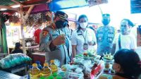 Kapolres Gianyar, AKBP I Made Bayu Sutha Sartana_ didampingi Kepala Disperindag Gianyar, Ni Luh Gede Eka Suary