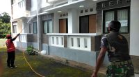 PETUGAS Dari tim Satgas Covid-19 Buleleng saat melakukan strelisasi untuk menutup lokasi isoter