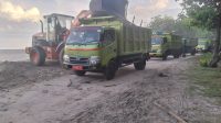 Petugas mengevakuasi sampah kiriman yang berada di STO Pantai Kuta