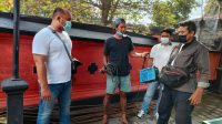 Polsek Sukasada saat menunjukan tersangka Alit Badil yang diciduk karena melakukan pencurian sejumlah material proyek jembatan