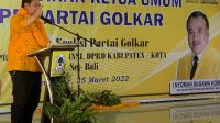 airlangga beri pengarahan fraksi golkar AIRLANGGA Hartarto saat memberi pengarahan kepada anggota Fraksi Golkar DPR RI, DPRD Provinsi dan DPRD kabupaten/kota seluruh Bali, Jumat (25/3/2022). Dia kini ogah membahas wacana penundaan Pilpres 2024, yang sebelumnya sempat dia utarakan sendiri. Foto: gus hendra