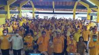 pengarahan airlangga AIRLANGGA Hartarto (tengah berkalung bunga) bersama para anggota Fraksi Golkar DPR RI, DPRD Provinsi dan Kabupaten/Kota seluruh Bali usai memberi pengarahan di wantilan DPD Partai Golkar Bali, Jumat (25/3/2022). Foto: Gus Hendra