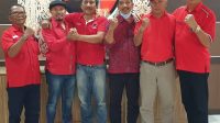 purwa arsana-oka antara damai PURWA Arsana (tengah) bersalaman dengan Oka Antara usai pertemuan dengan para petinggi DPD PDIP Bali untuk mengklarifikasi pertengkaran sesama anggota DPRD Bali tersebut di salah satu media, Jumat (25/3/2022). Foto: gus hendra