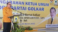 sugawa dalam pengarahan airlangga SUGAWA Korry saat memberi sambutan dalam pengarahan Ketua Umum Partai Golkar, Airlangga Hartarto, di wantilan DPD Partai Golkar Bali, Jumat (25/3). Foto: gus hendra