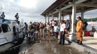PERSONEL Basarnas Bali melakukan pemantauan pergerakan pengguna jasa angkutan laut di Pelabuhan Nusa Penida. Foto: ist PERSONEL Basarnas Bali melakukan pemantauan pergerakan pengguna jasa angkutan laut di Pelabuhan Nusa Penida. Foto: ist