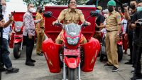 02842 Badung Truck Compactor BUPATI Giri Prasta saat meluncurkan Truck Compactor Pengangkutan Sampah berstiker G20 yang dirangkaikan dengan Peringatan Hari Bumi di TPST Mengwitani, Senin (25/4/2022). Foto: ist