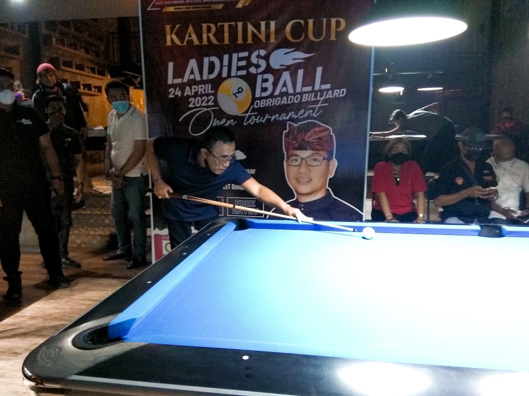 WALI Kota Denpasar, IGN Jaya Negara, Open Tournament yang bertajuk Kartini Cup Ladies 9 Ball yang digelar perdana di Obrigado Billiard, Jalan Teuku Umar, Denpasar, Minggu (24/4/2022). Foto: ist