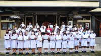 SMP PGRI 2 Denpasar (Grisda) baru saja mendapatkan penghargaan dari Musium Rekor Indonesia (MURI) sebagai kontributor pencapaian rekor MURI pada peluncuran buku fiksi dan non-fiksi terbanyak melalui program-program literasi yang diselenggarakan oleh Nyalanesia selama April 2021 hingga Maret 2022. Foto: ist SMP PGRI 2 Denpasar (Grisda) baru saja mendapatkan penghargaan dari Musium Rekor Indonesia (MURI) sebagai kontributor pencapaian rekor MURI pada peluncuran buku fiksi dan non-fiksi terbanyak melalui program-program literasi yang diselenggarakan oleh Nyalanesia selama April 2021 hingga Maret 2022. Foto: ist