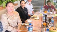 PELAPOR Ng Boon Kwee (tiga kiri) bersama kuasa hukummya, Ni Wayan Umi Martina, saat memaparkan peristiwa yang dirasa ketidakadilan hukum kepada media, Minggu (24/4/2022). Foto: hen PELAPOR Ng Boon Kwee (tiga kiri) bersama kuasa hukummya, Ni Wayan Umi Martina, saat memaparkan peristiwa yang dirasa ketidakadilan hukum kepada media, Minggu (24/4/2022). Foto: hen