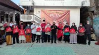 ANGGOTA Fraksi PDI Perjuangan DPR RI I Gusti Agung Rai Wirajaya (ARW) bersama Ketua Fraksi PDI Perjuangan DPRD Kota Denpasar, I Ketut Suteja Kumara (Suku), menyalurkan bantuan sembako dan menyertai berbuka puasa pada Jumat (22/4/2022 di RT 8 di Dusun Wanasari, Desa Dauh Puri Kaja, Denpasar Utara. Foto: ist ANGGOTA Fraksi PDI Perjuangan DPR RI I Gusti Agung Rai Wirajaya (ARW) bersama Ketua Fraksi PDI Perjuangan DPRD Kota Denpasar, I Ketut Suteja Kumara (Suku), menyalurkan bantuan sembako dan menyertai berbuka puasa pada Jumat (22/4/2022 di RT 8 di Dusun Wanasari, Desa Dauh Puri Kaja, Denpasar Utara. Foto: ist