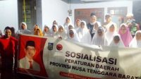 ANGGOTA DPRD NTB, Ruslan Turmudzi (tengah), mengajak masyarakat menekan kasus pernikahan dini di Kabupaten Loteng yang meningkat selama pandemi Covid-19. Foto: rul ANGGOTA DPRD NTB, Ruslan Turmudzi (tengah), mengajak masyarakat menekan kasus pernikahan dini di Kabupaten Loteng yang meningkat selama pandemi Covid-19. Foto: rul