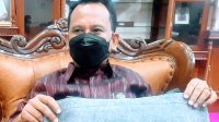 DIRUT Bank BPD Bali, I Nyoman Sudharma, saat menunjukan tas inovasi dari pengolahan sampah plastik. Foto: ist DIRUT Bank BPD Bali, I Nyoman Sudharma, saat menunjukan tas inovasi dari pengolahan sampah plastik. Foto: ist